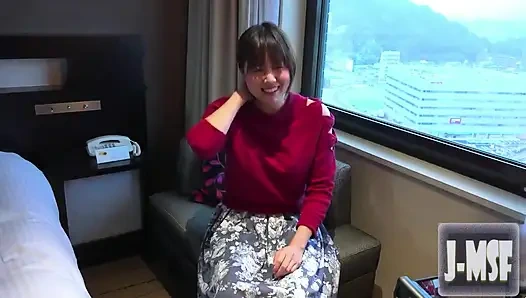 Gravure model ilk bakış açısı çekimini yapıyor, kısa saçlı büyük memeli güzellik parlıyor