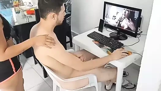 Esmer karım büyük sarkık memeli akşam yemeği pişiriyor ve sonra benim büyük horoz new york birimimle o kahverengi kıçını becerecek