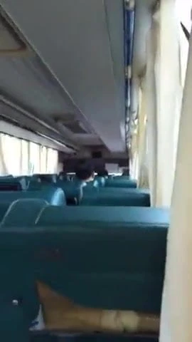 No onibus da escola ele tira as meias e coloca no pau para s