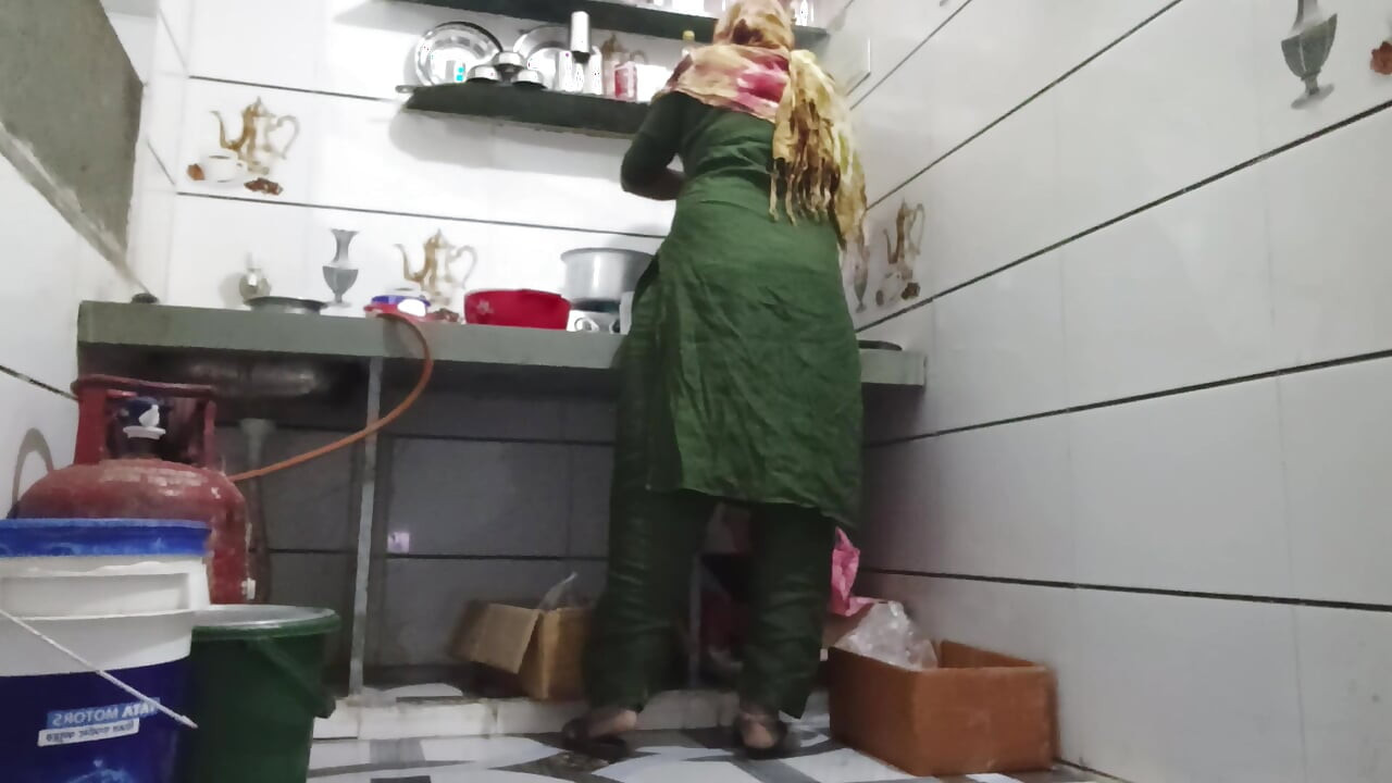 Bihar ki bhabhi pilwati hai