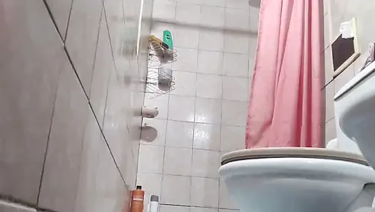Beni banyoya giderken izliyorsun