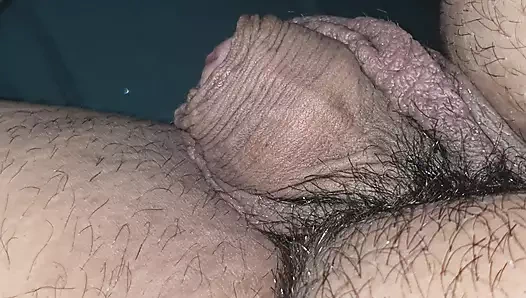 Üvey anne battaniyenin altında üvey oğlunun yarağına mükemmel elle muamele çekiyor