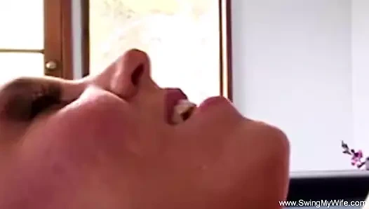 Mutlu azgın sarışın ev hanımı seks var