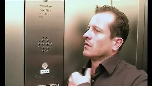 Sarışın otelde kocasının arkadaşı tarafından götünü sikiyor