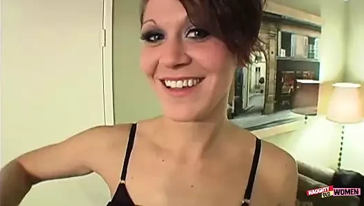 Seksi esmer büyük siyah yarakla sikilmeyi seviyor