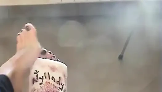 Uzun bacaklı ve... Yalınayak