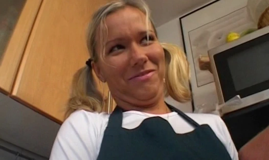 Wer wuerde die geile Blondine in der Kueche auch ficken ? Deutsche Hausfrau