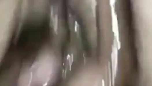 Yumruk sokma Polonyalı iri güzel kadın yoğun inleyerek fışkırtarak orgazm oluyor