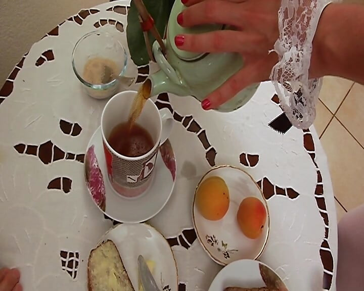 Fransız orta yaşlı seksi kadın ve ateşli dövmeli bebekle ateşli anal üçlü seks