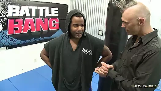 Kavgayı kazandıktan sonra bbw esmer onun bbc'sini bekliyor