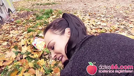 Ateşli ve herkesin içinde riskli: esmer orta yaşlı seksi sürtük sert sikiliyor