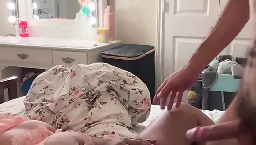 Karımın ıslak minik amına 12 inçlik dildo sokuyorum
