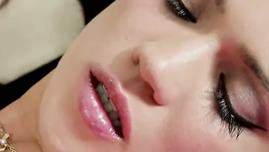 Yakalanan götlü kadın sahne 3_sexy esmer parmaklarını külota sokuyor