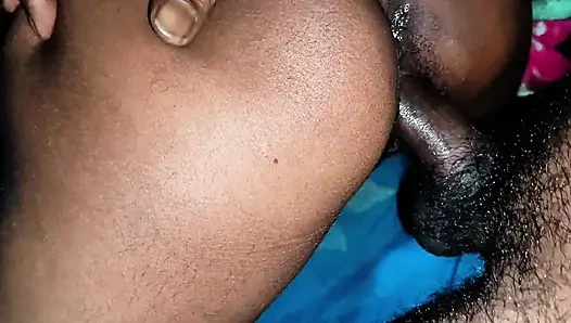 Yengeyi odaya alıyorum, çıkarıyor ve f, sonra sutyenini çıkarıyorum ve göğüslerini emiyorum, meme uçlarını ovuyorum, sonra amını yalıyorum, yalıyorum