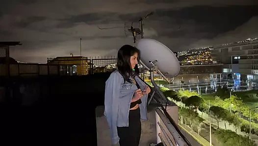 Onunla parkta tanıştım ve onu binanın merdivenlerinde siktim