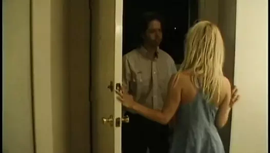 Beyaz çoraplı sarışın kadın yarak anüsünü esnetiyor