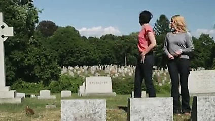 Casey wilson ve june diane raphael popolarını gösteriyor