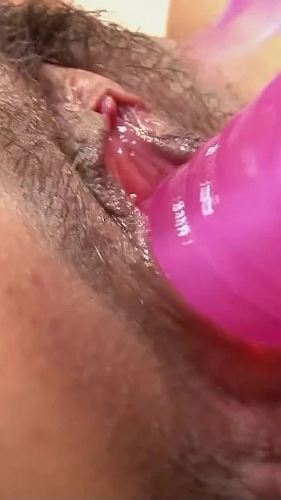Pembe saçlı sıska Asyalı kız sansürsüz tam jav japonya'da amcık sikişinin içine yaşlı adam tarafından boşalıyor | Klip 1