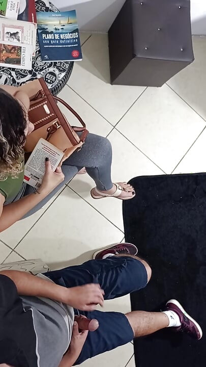 Bu arada dişçinin bekleme odasında.
