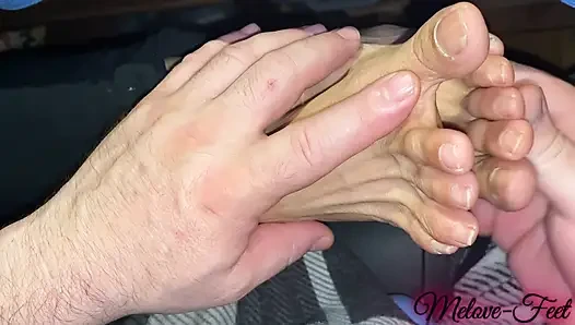 Uzun ayak parmaklı o seksi küçük ayaklara tekrar masaj yaptırılıyor