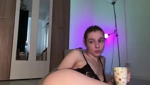 Azgın jucielussie ile anal parmaklıyor