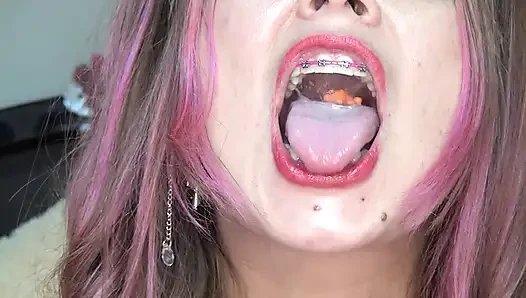 Büyük plastik ayılarla yutup oynamak