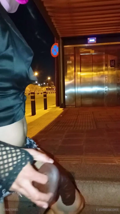 Taniax mini şortunu çıkarıyor ve sokakta boşalıyor | Klip 2