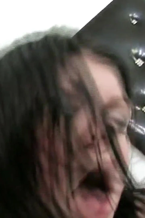 Azgın esmer yoğun klitoris yalamanın ve parmaklama orgazmlarının tadını çıkarıyor