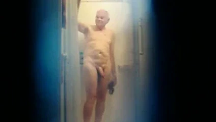 İyi asılı yaşlı adam duş