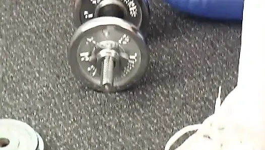 Emo kız spor salonunda mastürbasyon yapıyor