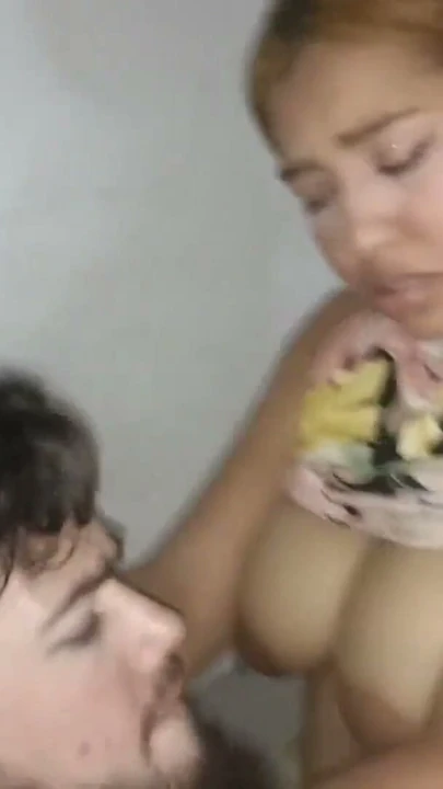 Beni sert sikiyorlar, erkekler bunu seviyor çünkü büyük götlü ve iyi bir fahişe olan bir esmerler. | Klip 1