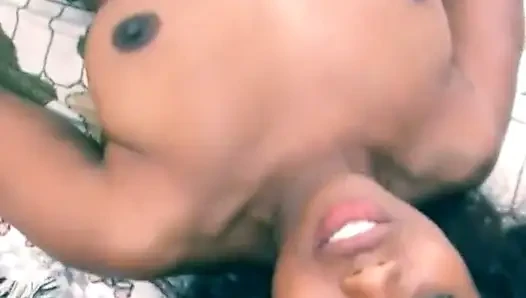 Zenci hatun arzulu beyaz yarakla sikiliyor