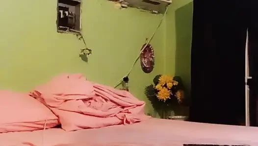 Ateşli bekar bichi evde tek başına hayali kocayı oynuyor