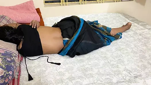 Teyzemi yatakta buldum ve göt deliğini sokarak sikişmeye başladım