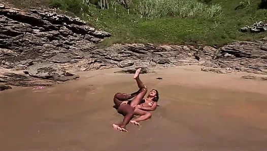 Latin amcığımı plajda sikiyorum