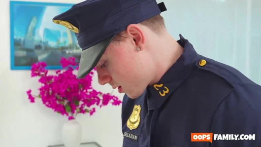 Üvey anne, üvey oğlu ve muazzam yarağıyla orta yaşlı seksi kadın rol yapma seansı yaparken yakalandı.