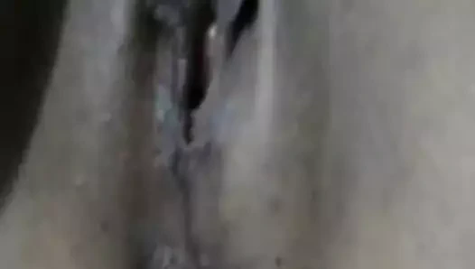 coroa gordinha com o dedinho no cu 3