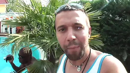 Havuz partisi emme, üçlü sikiş ve grup sikişi ile dolu