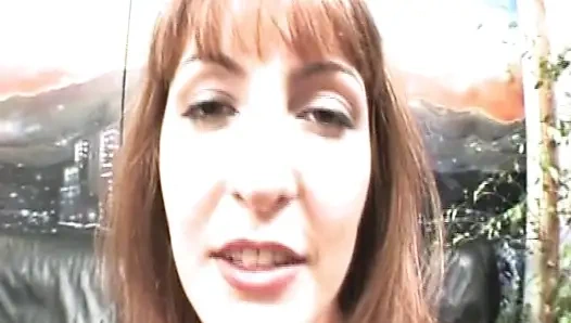 Esmer orta yaşlı seksi kadının tutkulu sakso çekmesi patlamalı orgazma yol açıyor