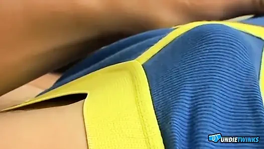 Undietwinks Joey Steels soyunuyor ve sıkı külotlu çorapla yarağını azdırıyor