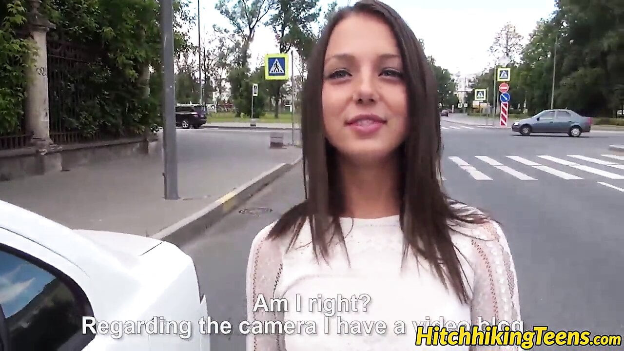 Foxy di, bozuk bir araba ile yolda kaldı, ama şans eseri