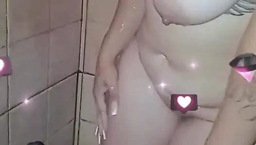 Duş alıyorum ve kendimi ısıtıyorum
