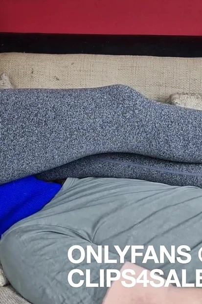 Сидение на лице и пытка яиц в леггинсах и симпатичных носках, немецкая пара в любительском видео