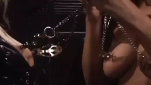 Redhead domina disiplinler lezbiyen alt ile mega yapay penis