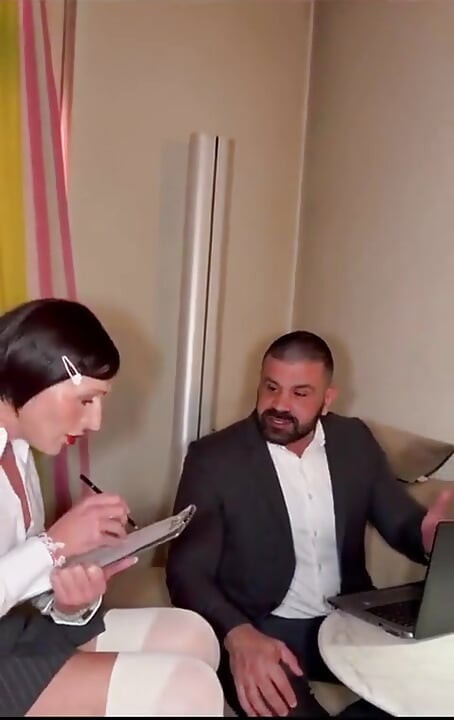 Sekreter trans kız büyük patronu tarafından sikiliyor