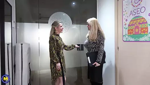 Olgun anne oğlandan ona ilk anal seks alır