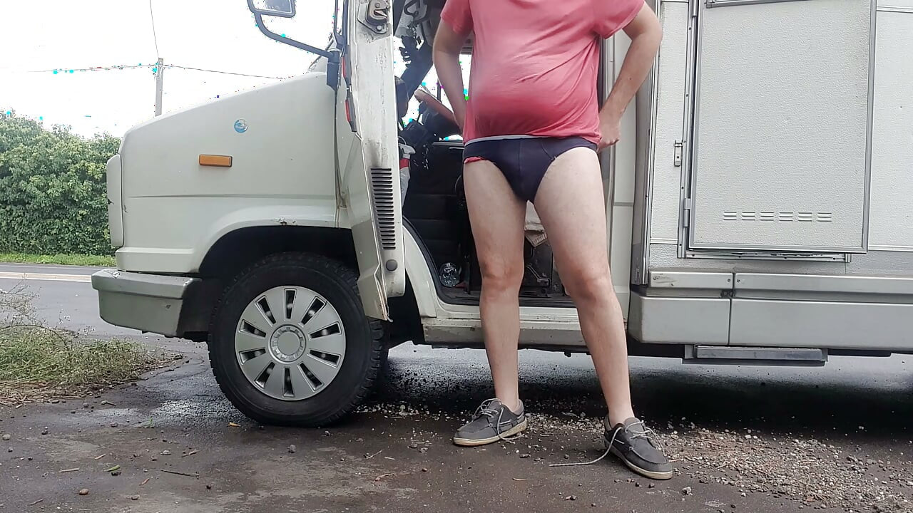 Yol kenarında soyunuyorum