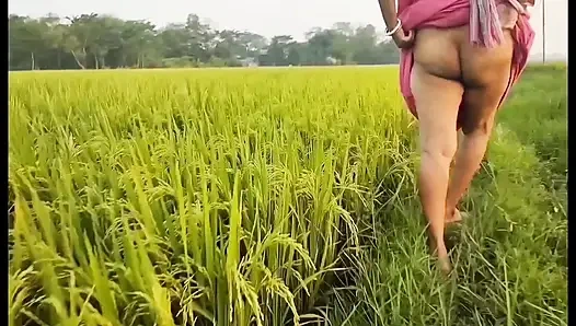 Nomita boudi açık havada çişini yaptım ve parmağımı amına soktum ve onu parmakladim.