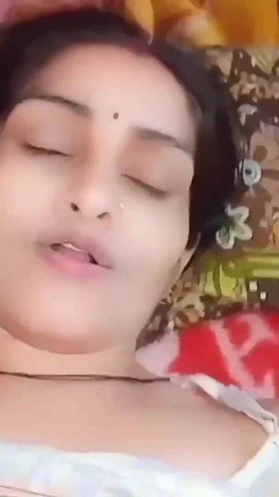 Обязательный для просмотра момент из "Сводная сестра и сводный брат заняться сексом и наслаждаться полной ночью, индиец"