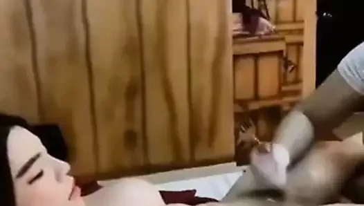 Asyalı bayan 31 çektiriyor